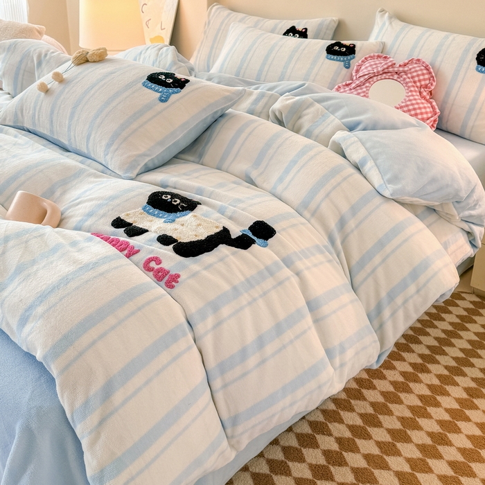 91家纺网 家纺一手货源 找家纺 耀达家居 2024新款ins多巴胺毛巾绣牛奶绒四件套 喵星人-条纹浅蓝