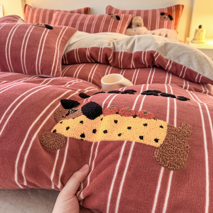 91家纺网 家纺一手货源 找家纺 耀达家居 2024新款ins多巴胺毛巾绣牛奶绒四件套 腊肠狗-条纹安克拉红