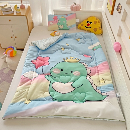 91家纺网 家纺一手货源 找家纺 沁童儿童用品店 2024新款大版针织棉安抚豆豆绒儿童被被子被芯 彩虹恐龙