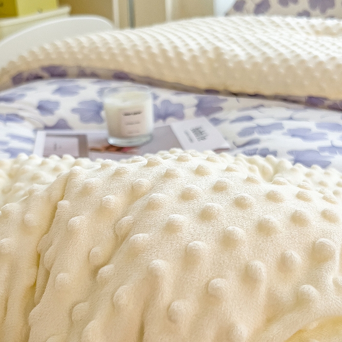 91家纺网 家纺一手货源 找家纺 米菲 2024新款印花双层纱豆豆绒大豆冬被 秋日枫叶