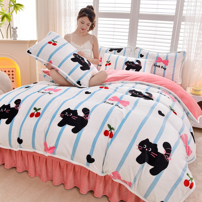 91家纺网 家纺一手货源 找家纺 梦莱情 2024新款190克7斤半牛奶绒四件套樱桃猫