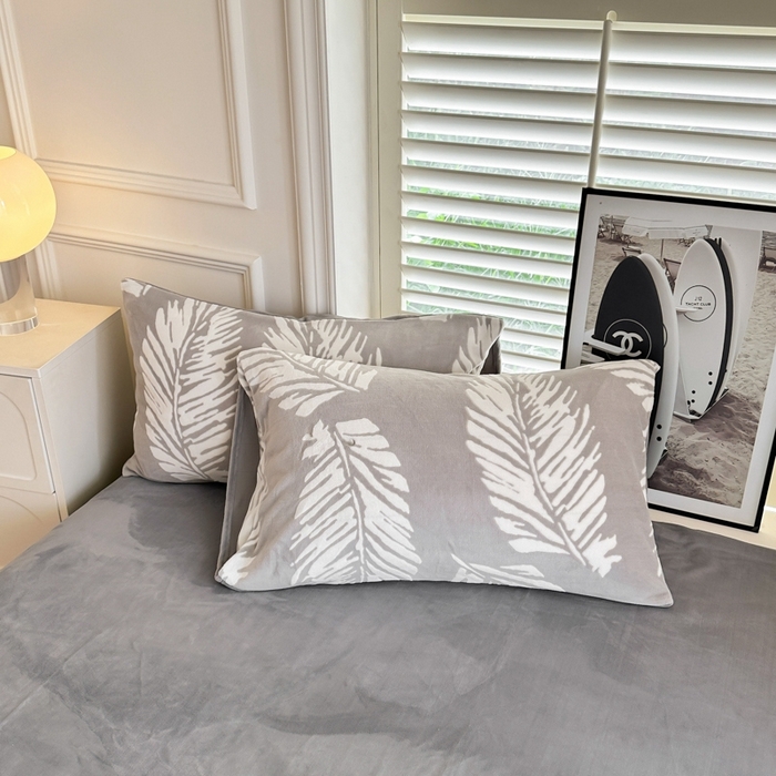 91家纺网 家纺一手货源 找家纺 857家居 2024新款A类雕花牛奶绒四件套 枫叶