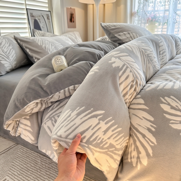 91家纺网 家纺一手货源 找家纺 857家居 2024新款A类雕花牛奶绒四件套 枫叶