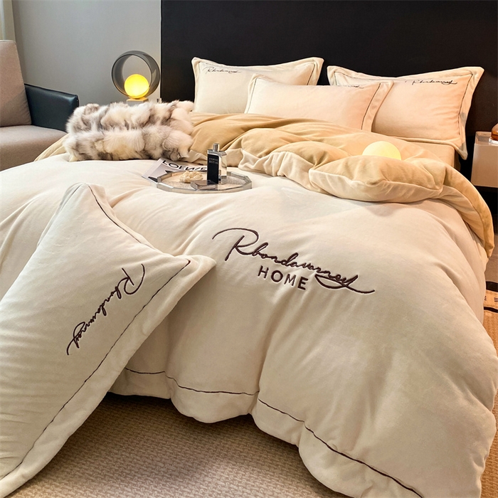 91家纺网 家纺一手货源 找家纺 笙意家纺 2025新款A类牛奶绒宽边刺绣爱丁堡系列四件套 爱丁堡-奶昔白+奶茶