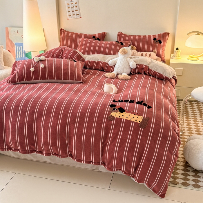 91家纺网 家纺一手货源 找家纺 耀达家居 2024新款ins多巴胺毛巾绣牛奶绒四件套 腊肠狗-条纹安克拉红