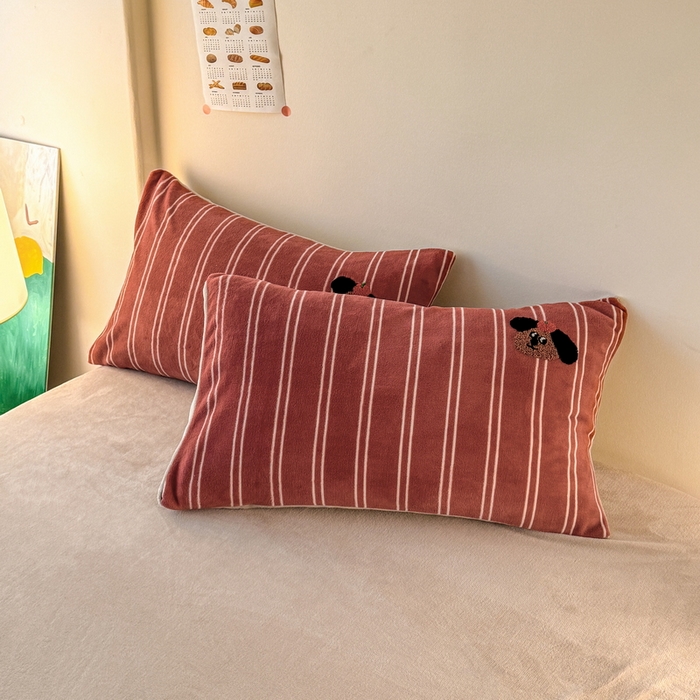 91家纺网 家纺一手货源 找家纺 耀达家居 2024新款ins多巴胺毛巾绣牛奶绒四件套 腊肠狗-条纹安克拉红