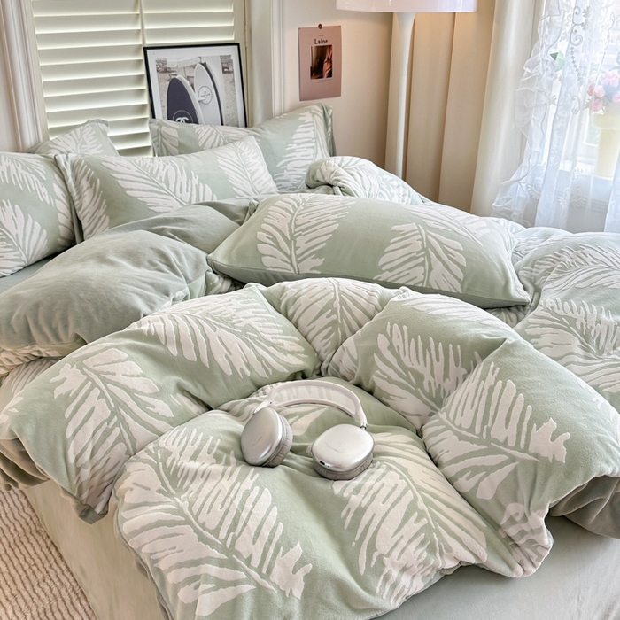 91家纺网 家纺一手货源 找家纺 857家居 2024新款A类雕花牛奶绒四件套 绿影