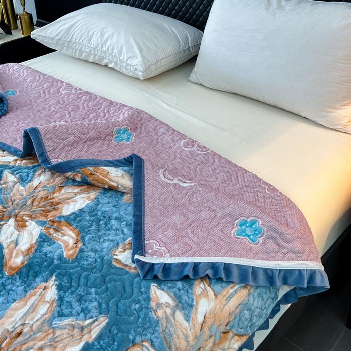 91家纺网 家纺一手货源 找家纺 悦织湾家纺 2025新款印花牛奶绒花边夹棉床盖 梦境