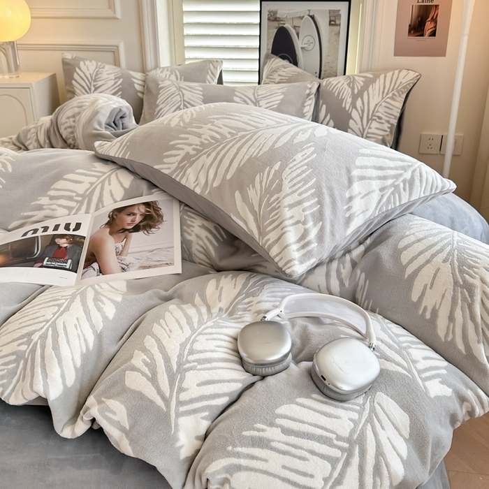 91家纺网 家纺一手货源 找家纺 857家居 2024新款A类雕花牛奶绒四件套 枫叶