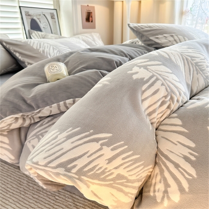 91家纺网 家纺一手货源 找家纺 857家居 2024新款A类雕花牛奶绒四件套 枫叶