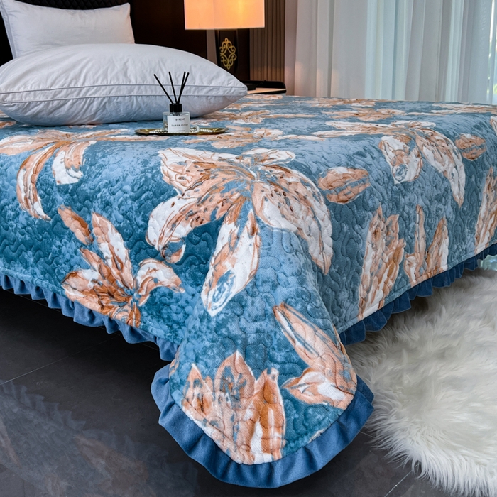 91家纺网 家纺一手货源 找家纺 悦织湾家纺 2025新款印花牛奶绒花边夹棉床盖 梦境