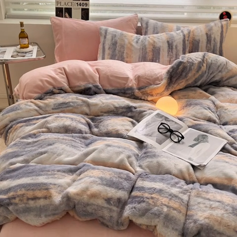 91家纺网 家纺一手货源 找家纺 金爱家 2024新款立体牛奶绒兔毛绒印花四件套 兔毛印花-竖条粉