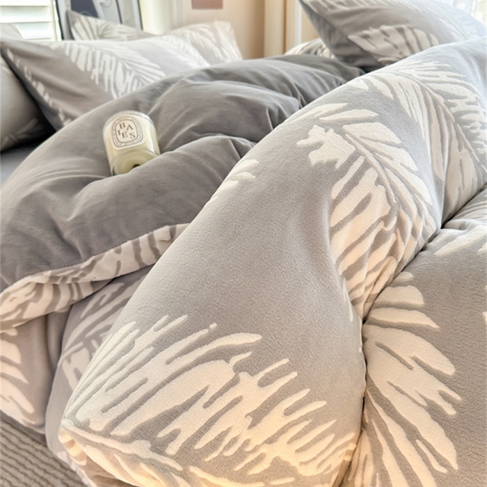 91家纺网 家纺一手货源 找家纺 857家居 2024新款A类雕花牛奶绒四件套 枫叶