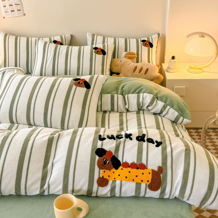 91家纺网 家纺一手货源 找家纺 耀达家居 2024新款ins多巴胺毛巾绣牛奶绒四件套 腊肠狗-条纹复古绿