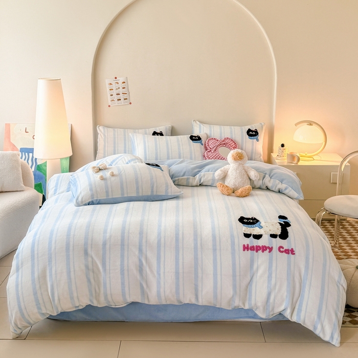 91家纺网 家纺一手货源 找家纺 耀达家居 2024新款ins多巴胺毛巾绣牛奶绒四件套 喵星人-条纹浅蓝