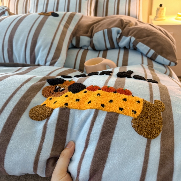 91家纺网 家纺一手货源 找家纺 耀达家居 2024新款ins多巴胺毛巾绣牛奶绒四件套 腊肠狗-条纹蓝咖