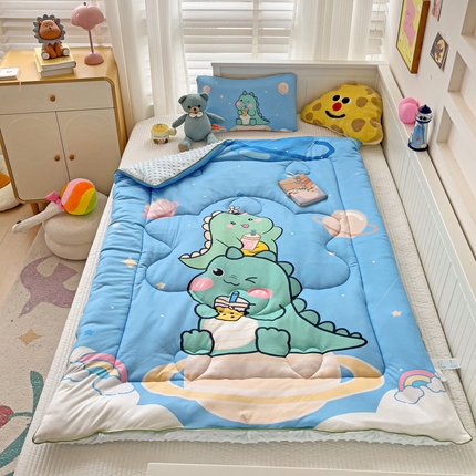 91家纺网 家纺一手货源 找家纺 沁童儿童用品店 2024新款大版针织棉安抚豆豆绒儿童被被子被芯 太空恐龙