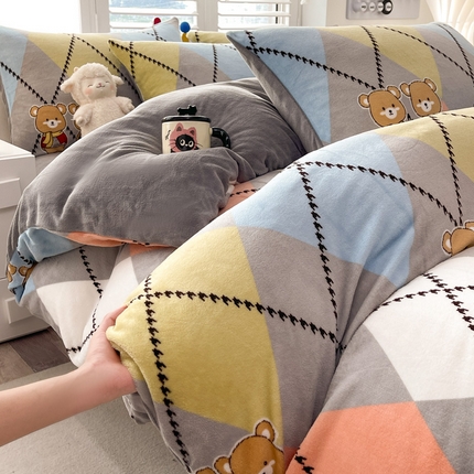 91家纺网 家纺一手货源 找家纺 （总）梵克保罗 2024秋冬印花卡通轻奢纯色牛奶绒单品四件套