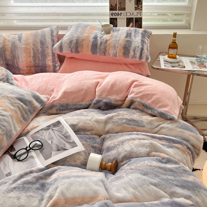 91家纺网 家纺一手货源 找家纺 金爱家 2024新款立体牛奶绒兔毛绒印花四件套 兔毛印花-竖条粉