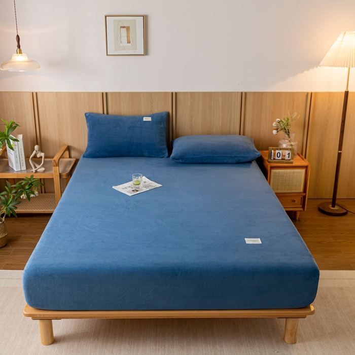 91家纺网 家纺一手货源 找家纺 梵克保罗 2024新款纯色简约牛奶绒床笠 宾利蓝