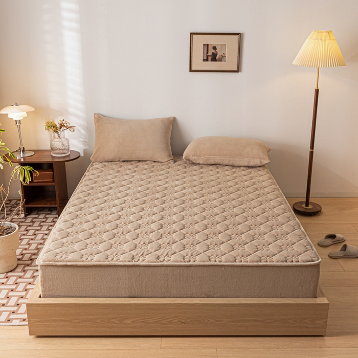 91家纺网 家纺一手货源 找家纺 梵克保罗 2024新款牛奶绒夹棉床笠-四叶草 四叶草-奶咖