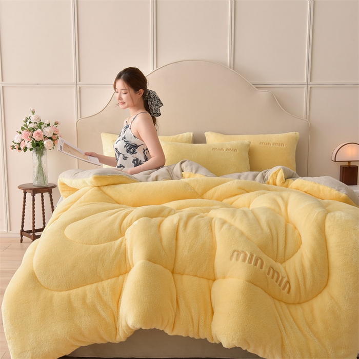 91家纺网 家纺一手货源 找家纺 笙意家纺 2025新款A类刺绣加厚保暖牛奶绒冬被四件套 亦暖-暖黄+米灰