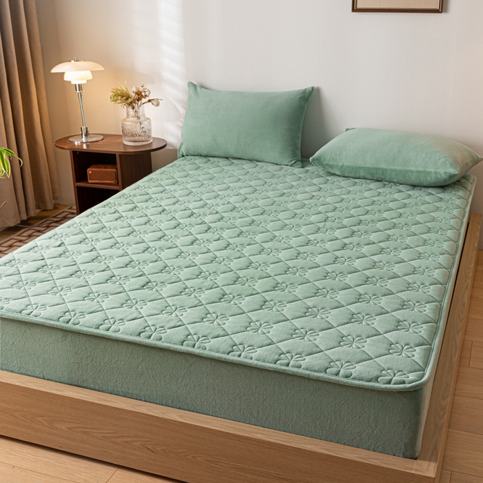 91家纺网 家纺一手货源 找家纺 梵克保罗 2024新款牛奶绒夹棉床笠-四叶草 四叶草-水墨绿