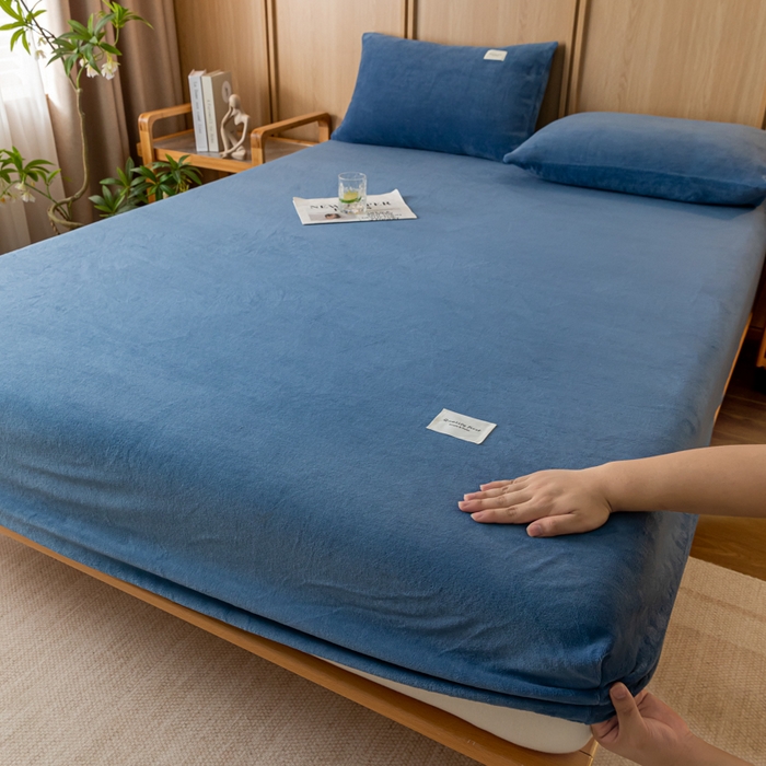 91家纺网 家纺一手货源 找家纺 梵克保罗 2024新款纯色简约牛奶绒床笠 宾利蓝