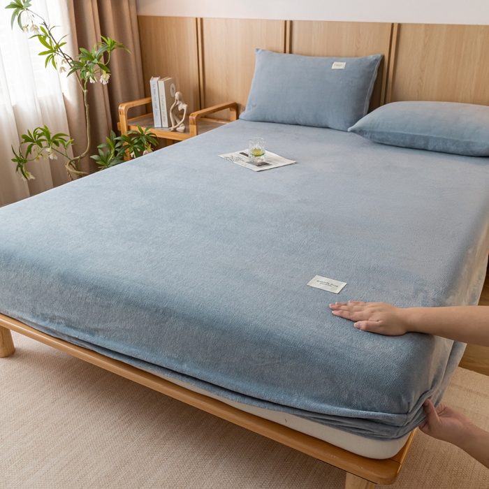 91家纺网 家纺一手货源 找家纺 梵克保罗 2024新款纯色简约牛奶绒床笠 淡蓝