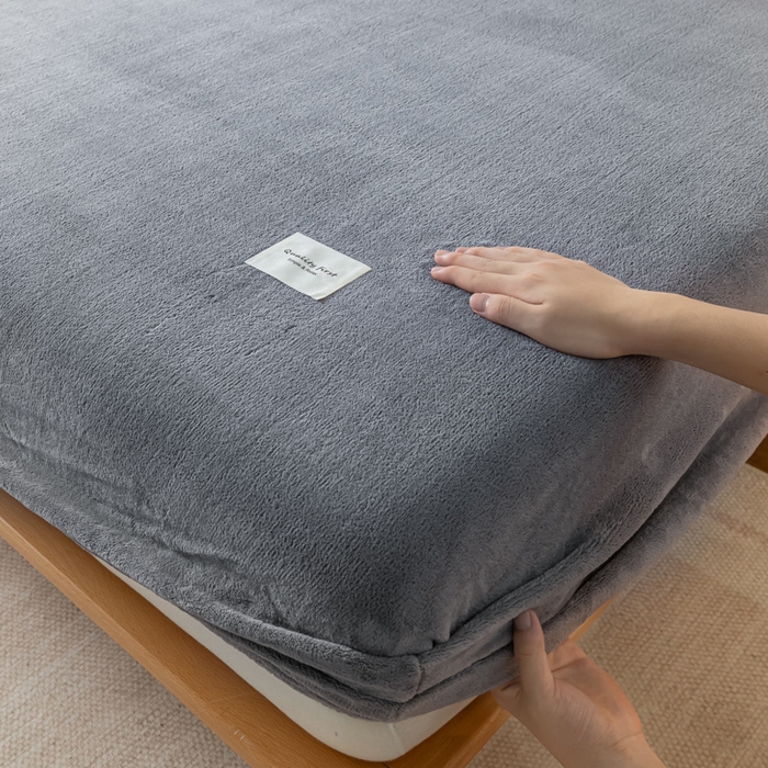 91家纺网 家纺一手货源 找家纺 梵克保罗 2024新款纯色简约牛奶绒床笠 浅灰