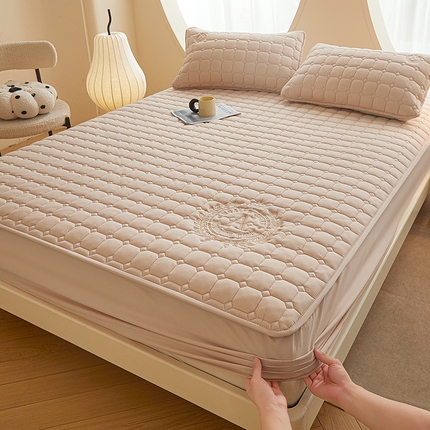 91家纺网 家纺一手货源 找家纺 （总）慕木家纺 2025新品A类原棉皇冠刺绣-A大豆夹棉床笠保护垫防尘套