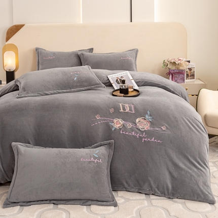 91家纺网 家纺一手货源 找家纺 昊翔家纺 2024新款高克重牛奶绒刺绣四件套 花开富贵-极光灰