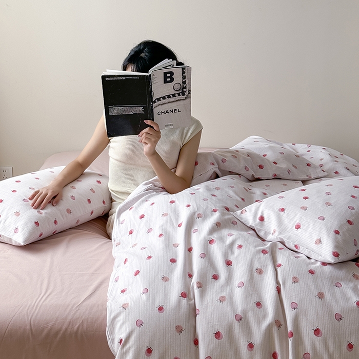 91家纺网 家纺一手货源 找家纺 窝米 2024新款全棉磨毛简约卡通系列四件套 幸运草莓