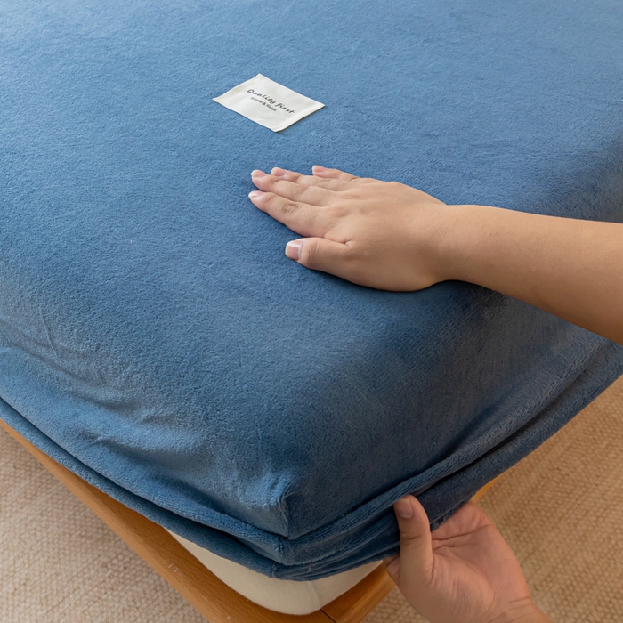 91家纺网 家纺一手货源 找家纺 梵克保罗 2024新款纯色简约牛奶绒床笠 宾利蓝