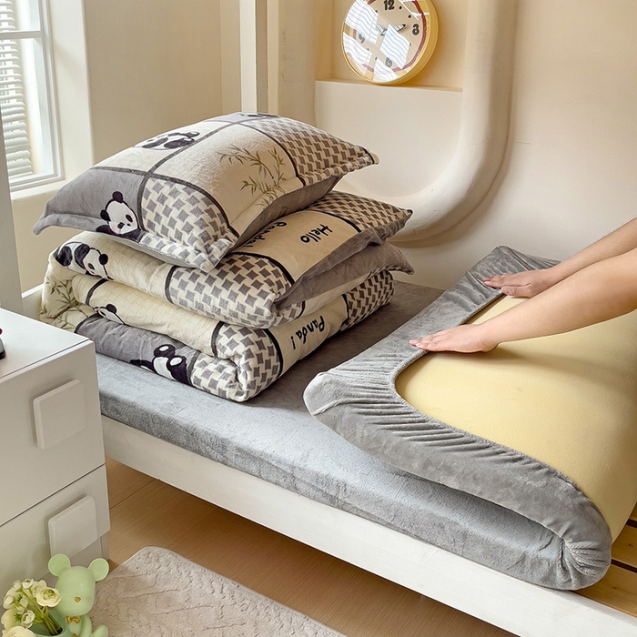 91家纺网 家纺一手货源 找家纺 卡普二店 2024新款牛奶绒学生三件套系列 熊猫皮皮