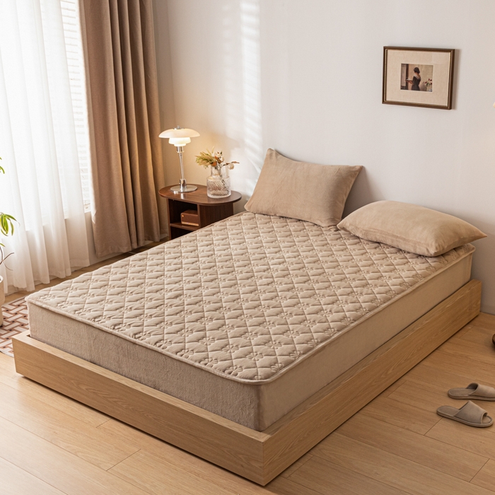 91家纺网 家纺一手货源 找家纺 梵克保罗 2024新款牛奶绒夹棉床笠-四叶草 四叶草-奶咖