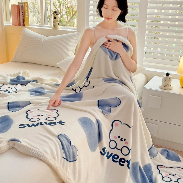 91家纺网 家纺一手货源 找家纺 千荨 2024新款亲肤舒适双面贝贝绒包边牛奶绒毛毯 贝贝绒-蓝心小熊