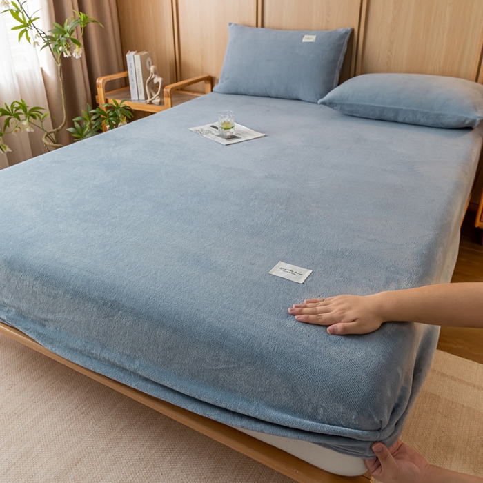 91家纺网 家纺一手货源 找家纺 梵克保罗 2024新款纯色简约牛奶绒床笠 淡蓝