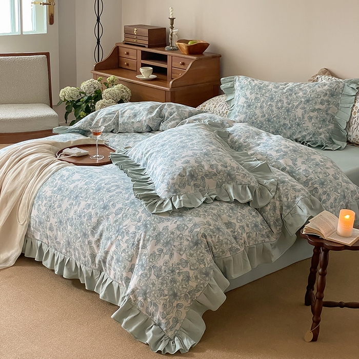 91家纺网 家纺一手货源 找家纺 窝米 2024新款全棉磨毛花边工艺款四件套 轻轻丝语蓝