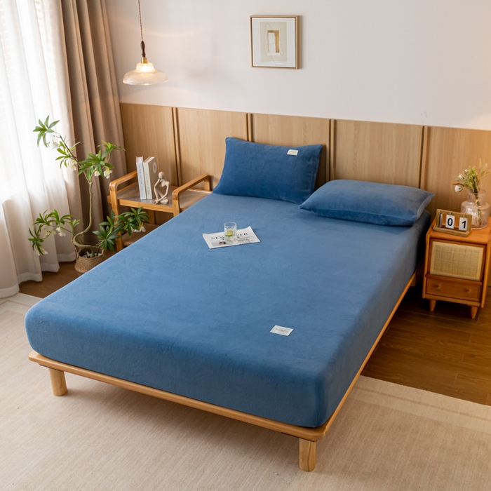 91家纺网 家纺一手货源 找家纺 梵克保罗 2024新款纯色简约牛奶绒床笠 宾利蓝