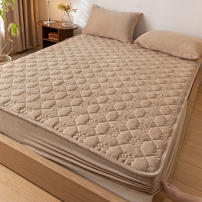 91家纺网 家纺一手货源 找家纺 梵克保罗 2024新款牛奶绒夹棉床笠-四叶草 四叶草-奶咖