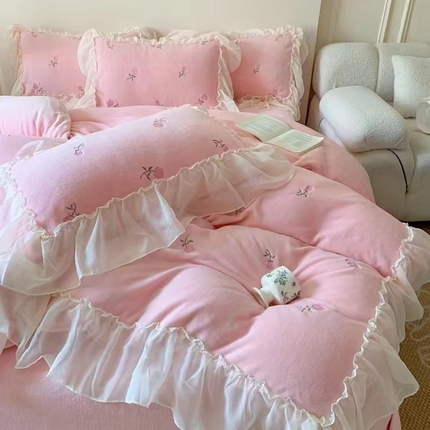 91家纺网 家纺一手货源 找家纺 你好美丽 2025新款A类200克牛奶绒安娜满版刺绣花边四件套 安娜粉