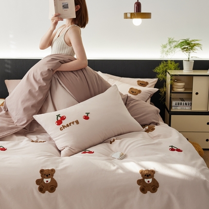 简纯主义 2025新款100S全棉磨毛毛巾绣甜甜系列四件套 吨吨熊