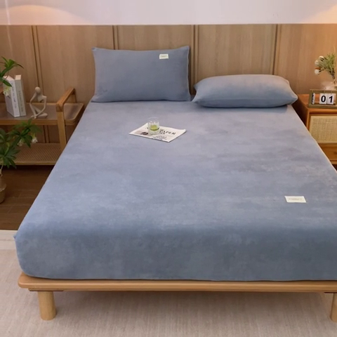 91家纺网 家纺一手货源 找家纺 梵克保罗 2024新款纯色简约牛奶绒床笠 淡蓝