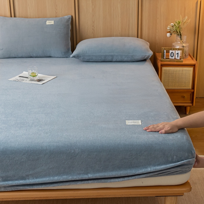 91家纺网 家纺一手货源 找家纺 梵克保罗 2024新款纯色简约牛奶绒床笠 淡蓝