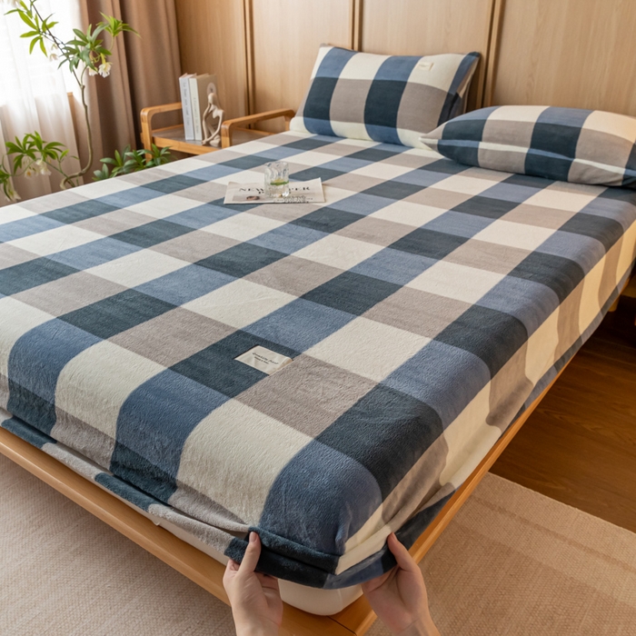 91家纺网 家纺一手货源 找家纺 梵克保罗 2024新款纯色简约牛奶绒床笠 蓝大格