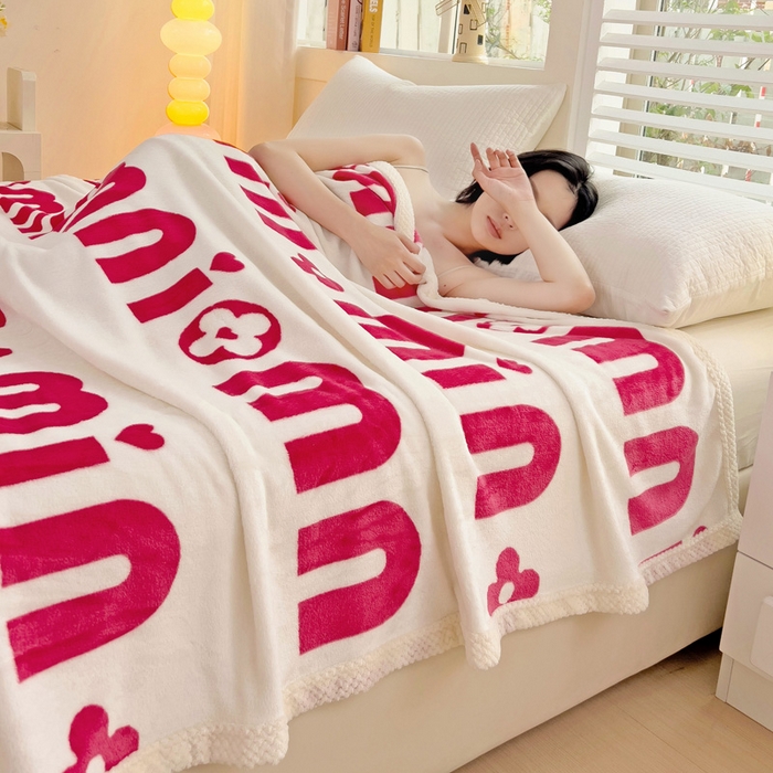 91家纺网 家纺一手货源 找家纺 千荨 2024新款亲肤舒适双面贝贝绒包边牛奶绒毛毯 贝贝绒怦然心动