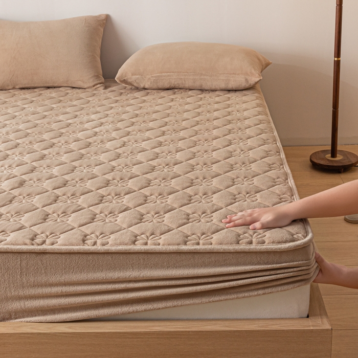 91家纺网 家纺一手货源 找家纺 梵克保罗 2024新款牛奶绒夹棉床笠-四叶草 四叶草-奶咖