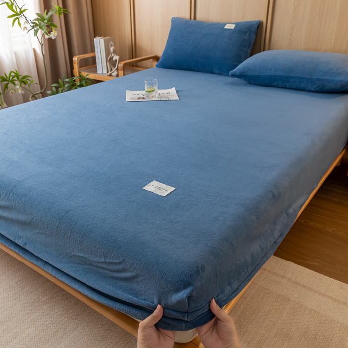 91家纺网 家纺一手货源 找家纺 梵克保罗 2024新款纯色简约牛奶绒床笠 宾利蓝