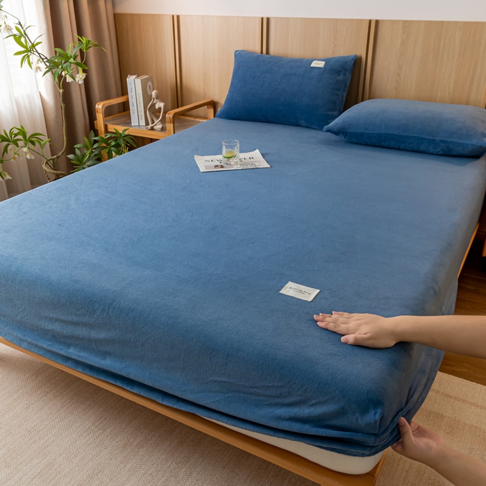 91家纺网 家纺一手货源 找家纺 梵克保罗 2024新款纯色简约牛奶绒床笠 宾利蓝